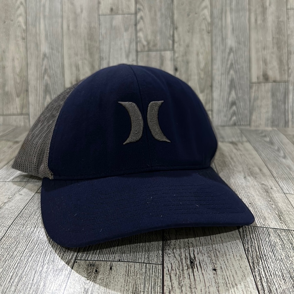 Blue men’s truckers snap back hat
